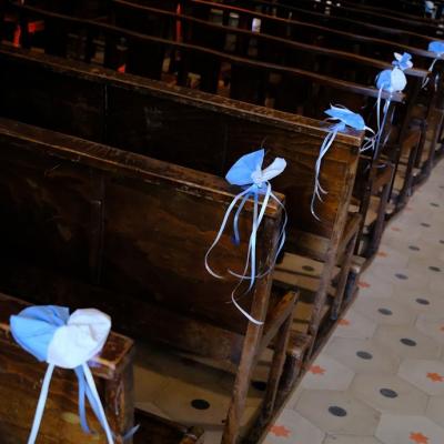 Une église en bleu et blanc 